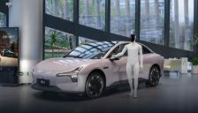 何小鹏发内部信：兼任机器人业务CEO，力争2026年底量产人形机器人IRON，并率先在小鹏门店商用 