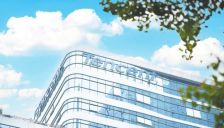 微信AI生态正式开放开发者接入小程序后台，京东、美团首批内测，腾讯系生态协同布局或重塑AI入口竞争格局。 