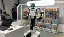活力中国调研行：输入指令体验机器人售货员精准服务 