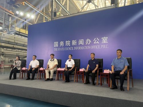 国新办首次在生产一线举行见面会，“天路”工人破解高原运维难题，智能巡检机器人护航动车组安全