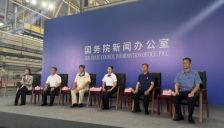 国新办首次在生产一线举行见面会，“天路”工人破解高原运维难题，智能巡检机器人护航动车组安全 