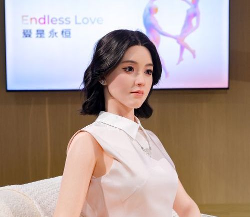 优必选超仿生机器人首发订单破万，情感大模型重新定义人形机器人家庭万亿场景