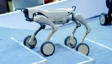 WAIC直击：具身智能加速进入工厂，营销智能体重构工作流，AI“体力”与“脑力”革命进展几何 